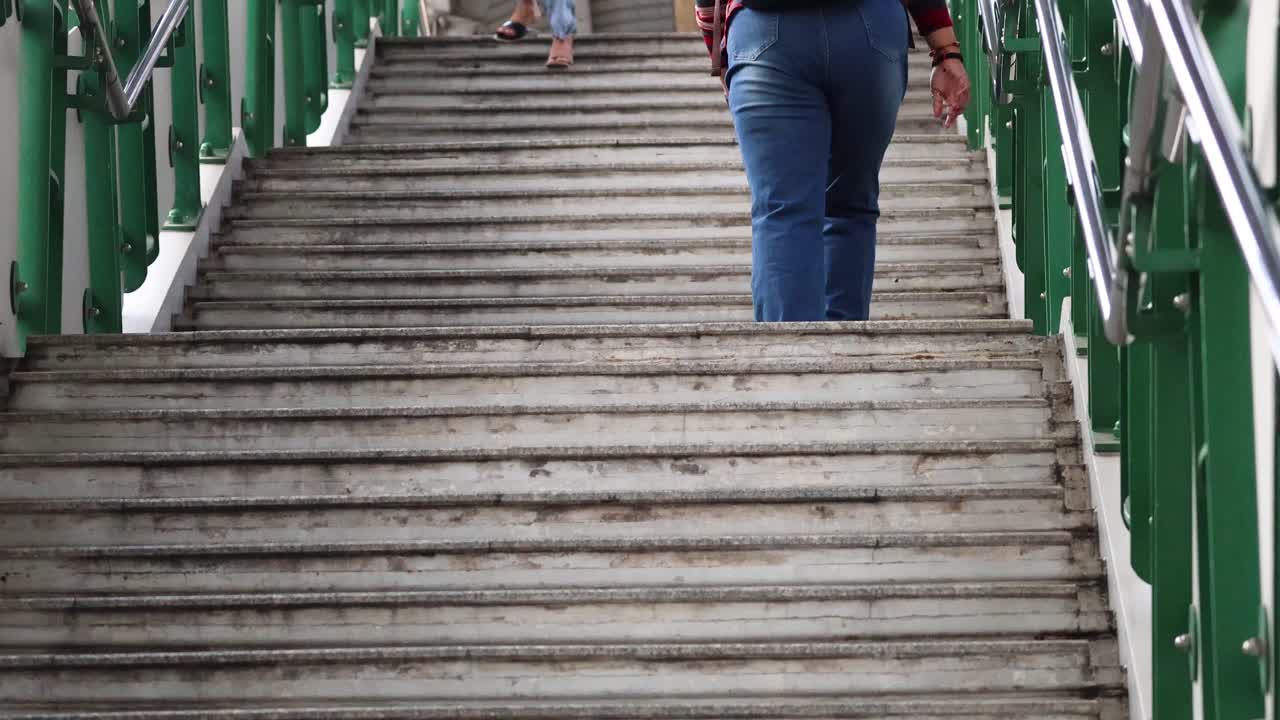 꾸준한 속도로 계단을 올라가는 사람