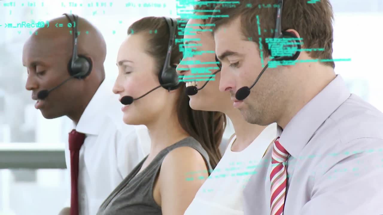 animación del procesamiento de datos financieros sobre personas que llevan auriculares de teléfono