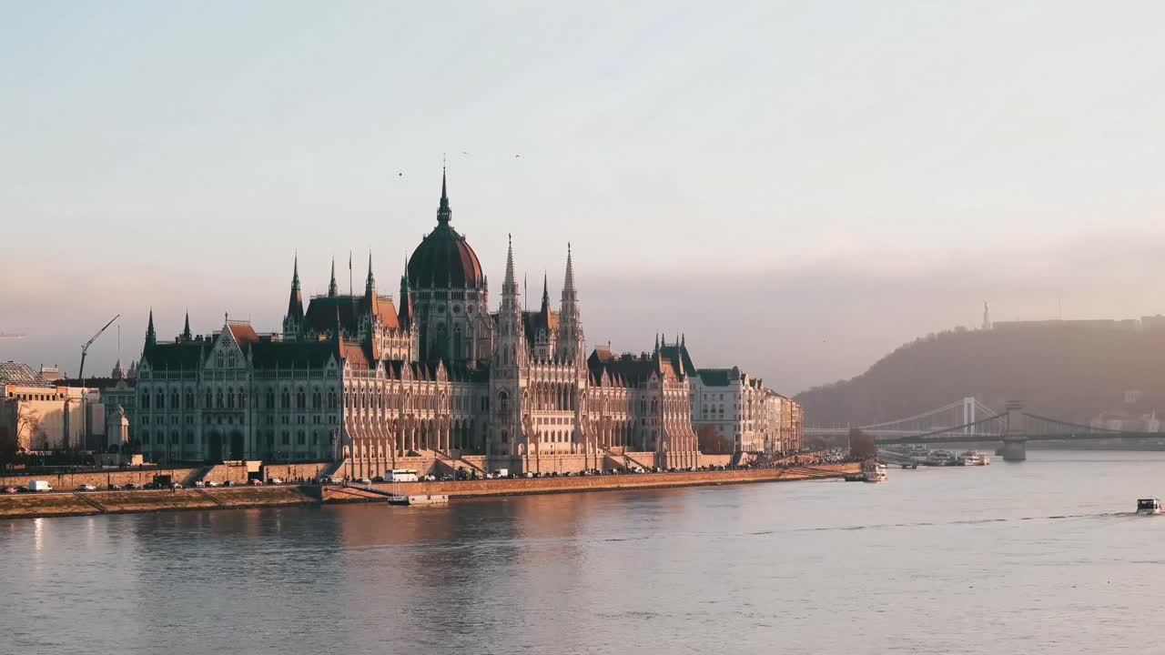 Splendide riprese del Parlamento ungherese e di un traghetto che attraversa il fiume Danubio.