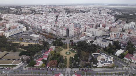 Vista-Aérea-En-órbita-Muelle-Jardines-Cerca-De-La-Estación-De-Autobuses-Con-El-Paisaje-Urbano-De-Huelva-En-El-Fondo,-España