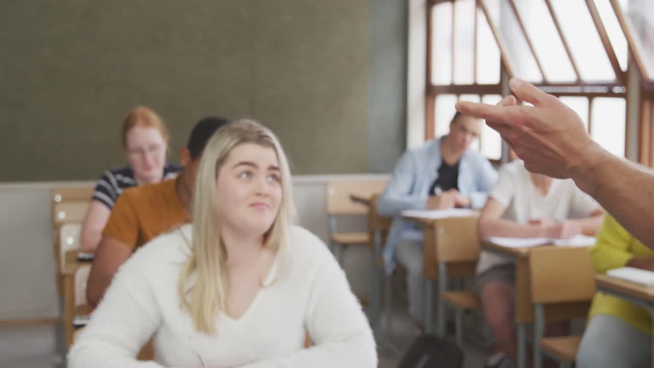 고등학교 수업 에서 학생 들 에게 말 하는 교사