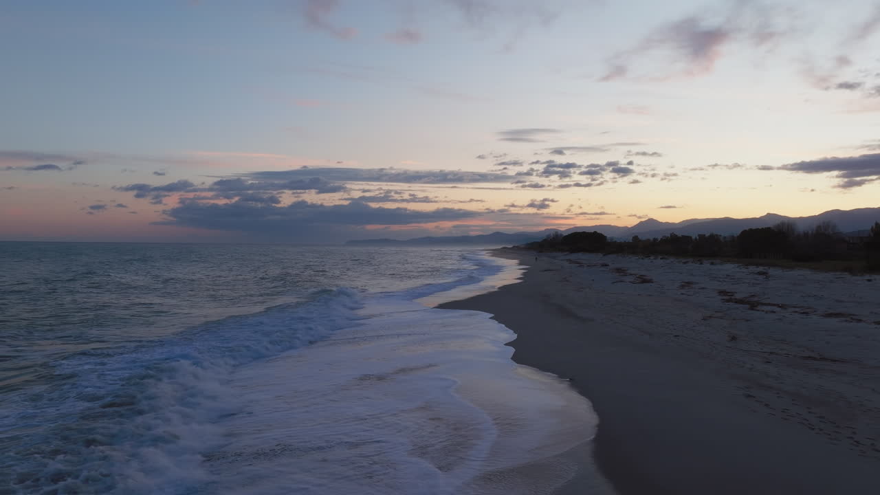 playa de amor aislada cerca del océano en una isla en la hora azul después de la puesta del sol