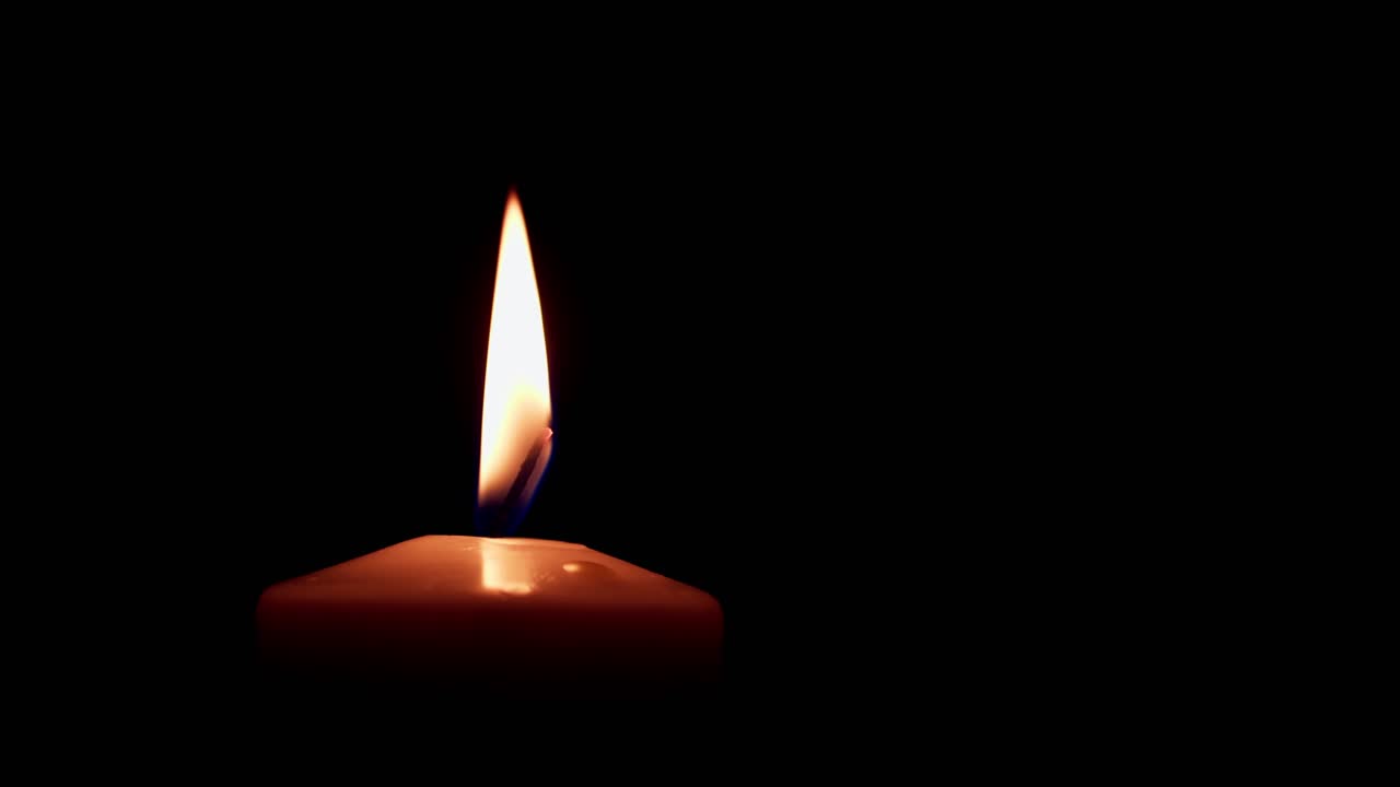 singola candela bianca che brucia