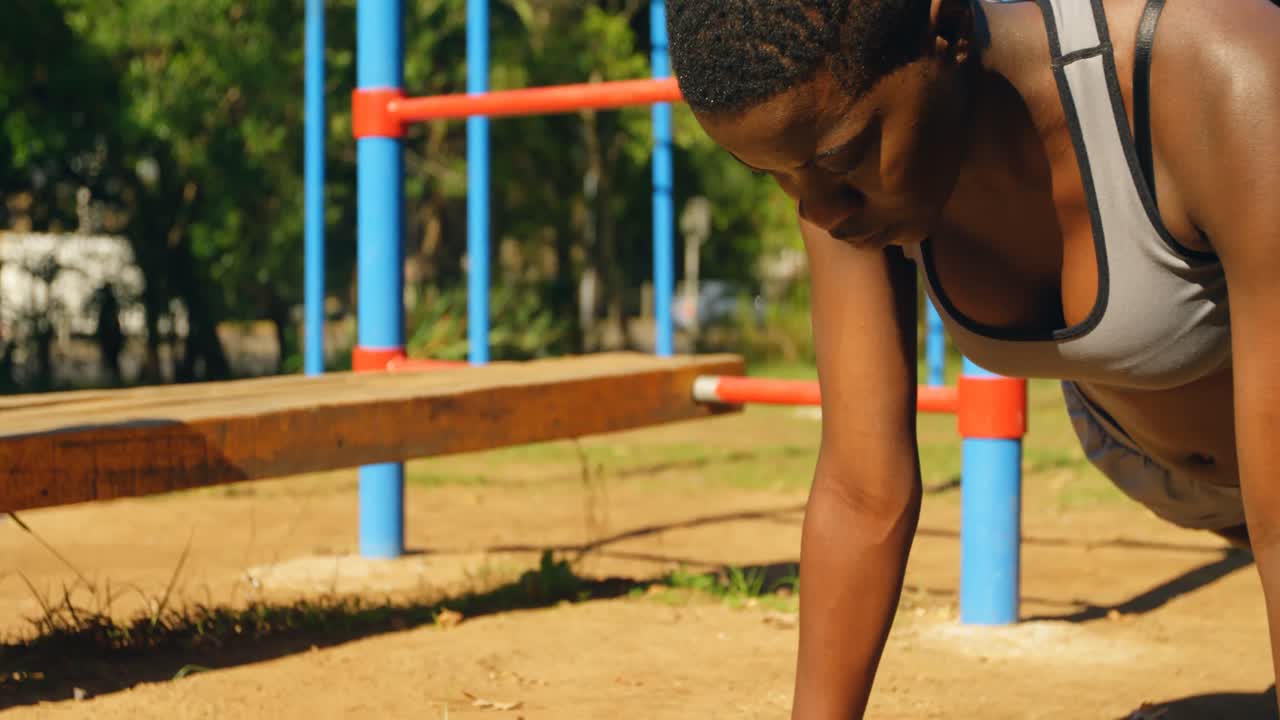 Female athlete doing plank in the park 4k