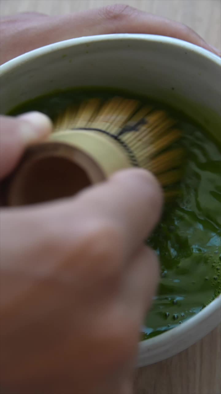 la preparación del té verde matcha