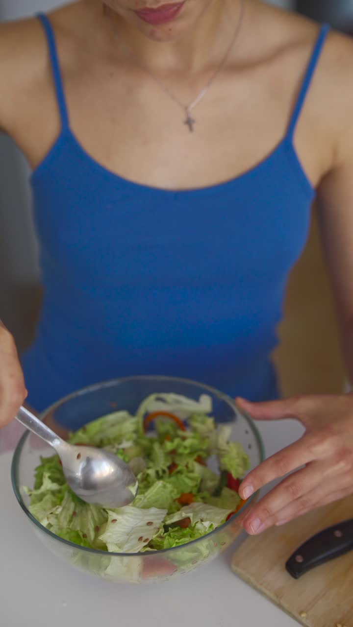 mulher preparando uma salada