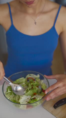 donna che prepara un'insalata