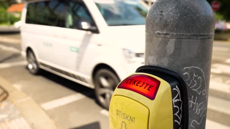 botón de cruce para peatones