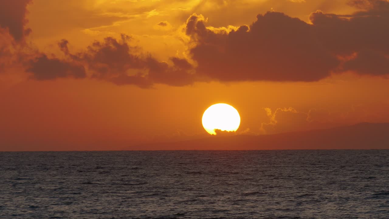 바다 위에 해가 지는 것