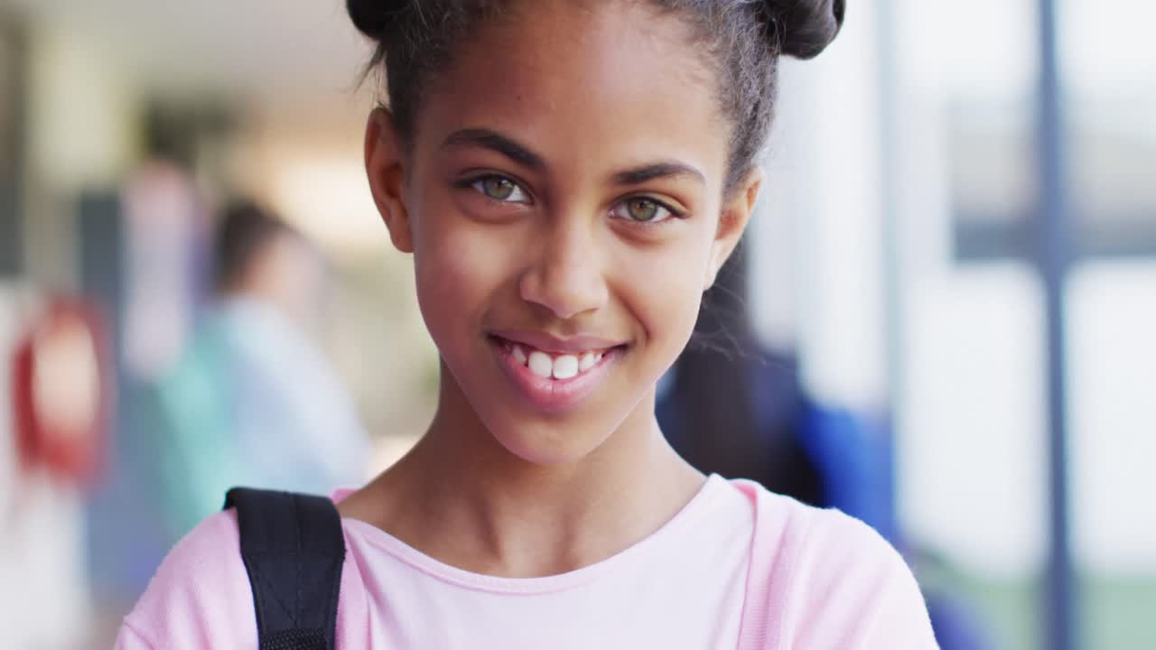 retrato de escolares felices y diversos en el casillero de la escuela