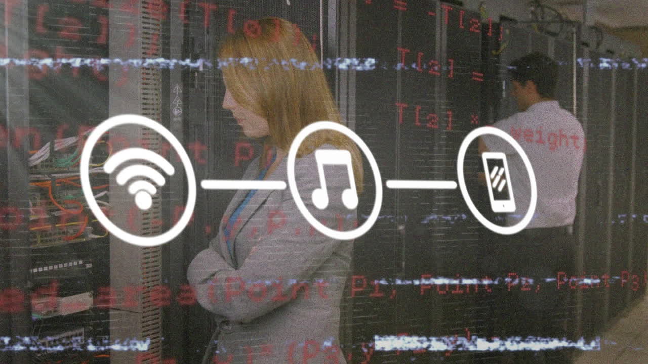 animación de iconos de los medios sobre trabajadores caucásicos en la sala de servidores