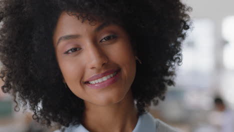 Retrato-De-Una-Mujer-De-Negocios-Feliz-Con-Una-Sonrisa-Afro-Disfrutando-De-Una-Empresa-Emergente-Exitosa-Y-Orgullosa-Empresaria-En-El-Espacio-De-Trabajo-De-Oficina