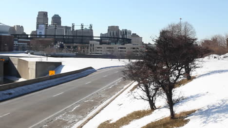 Traffic-on-a-city-street-in-winter