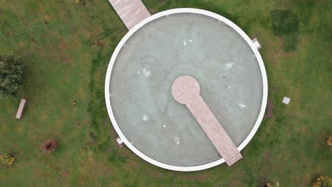 vista aérea de arriba de una característica circular del jardín de piedra