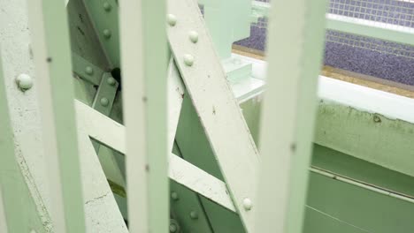 puente de acero industrial viga fuerte marco de soporte inspección mirando hacia abajo dolly izquierda