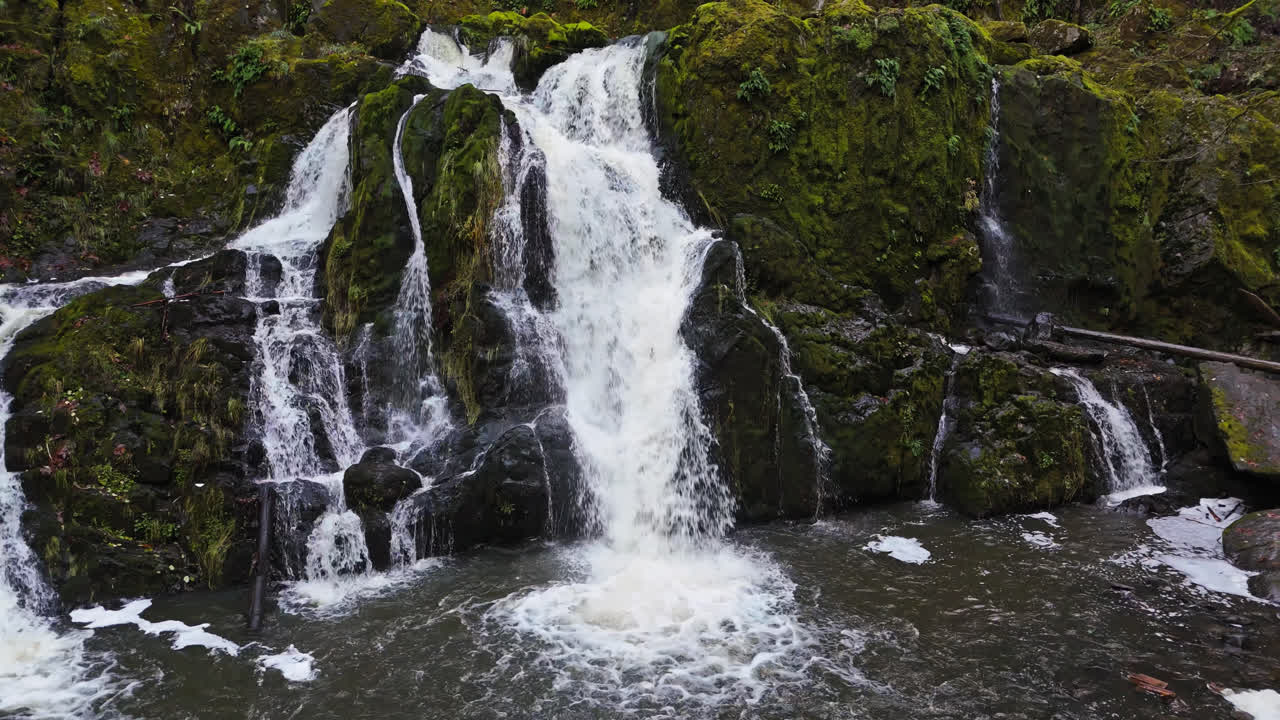 imágenes de naturaleza de 4k de cascadas con rocas cubiertas de musgo en el noroeste del pacífico de américa