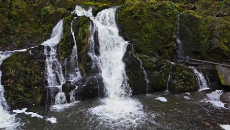 Imágenes-De-Naturaleza-4k-De-Una-Cascada-Con-Rocas-Cubiertas-De-Musgo-En-El-Noroeste-Pacífico-De-América