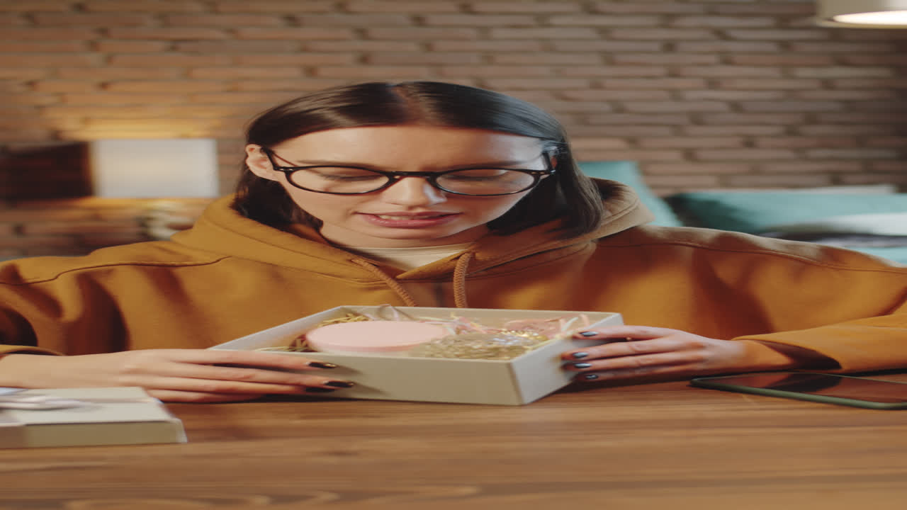 blogger grabando una reseña de productos de belleza en casa