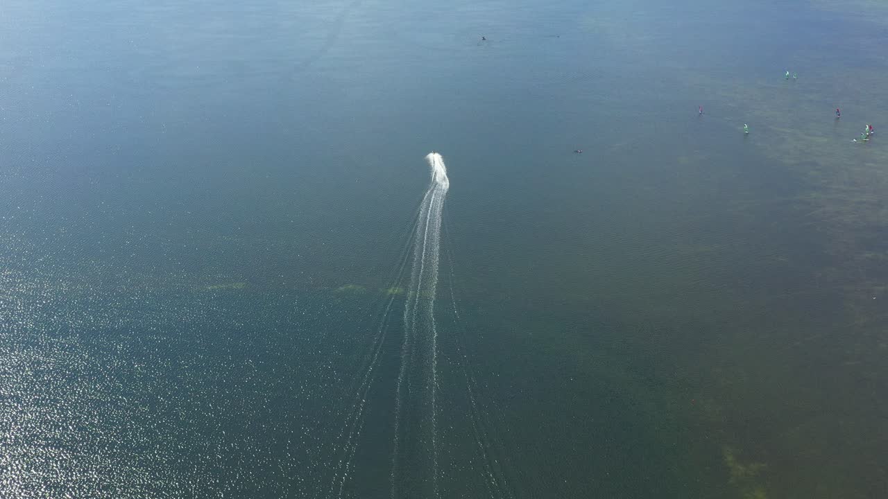수상 스쿠터가 해변으로 이동, 공중 광각 촬영