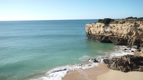 Wide-shot-of-seashore,-beach,-on-a-beautiful-sunny-day