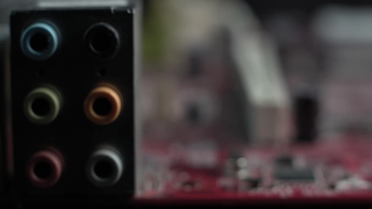 Detaljer om computerens bundkort, indbygget lydkort og elektroniske komponenter og elementer. Makronærbillede