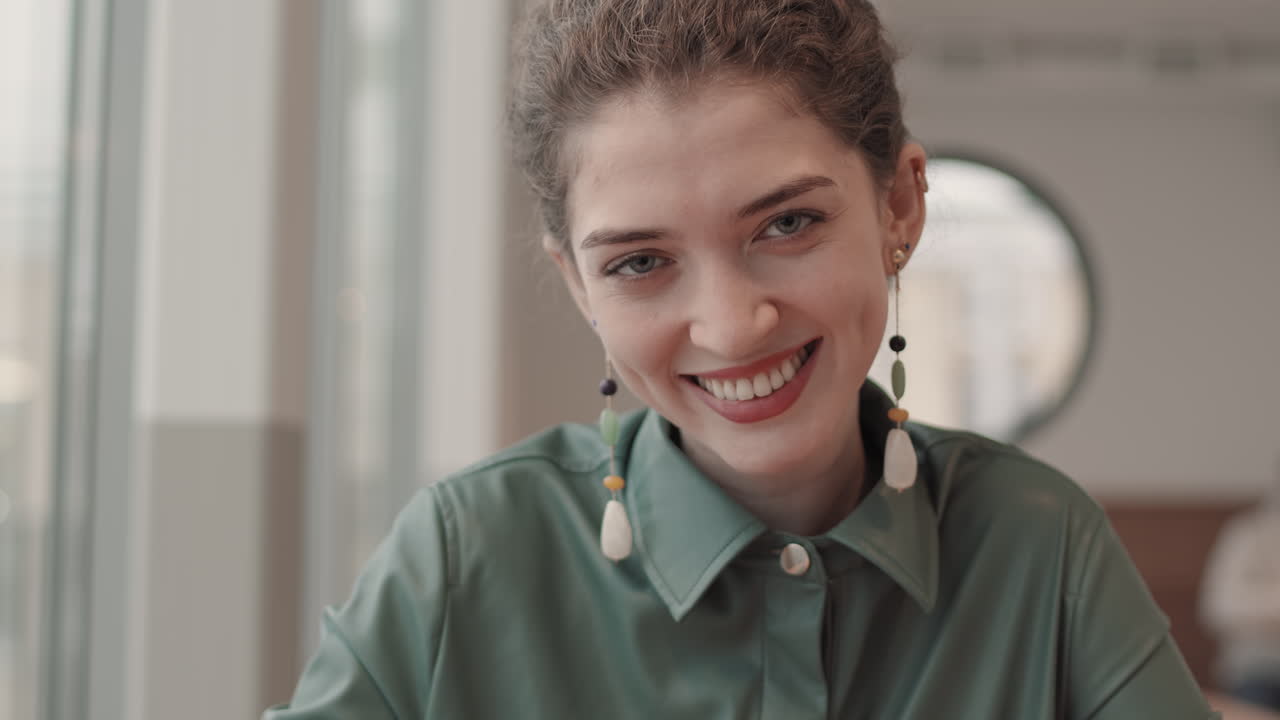 mujer atractiva sentada en un café