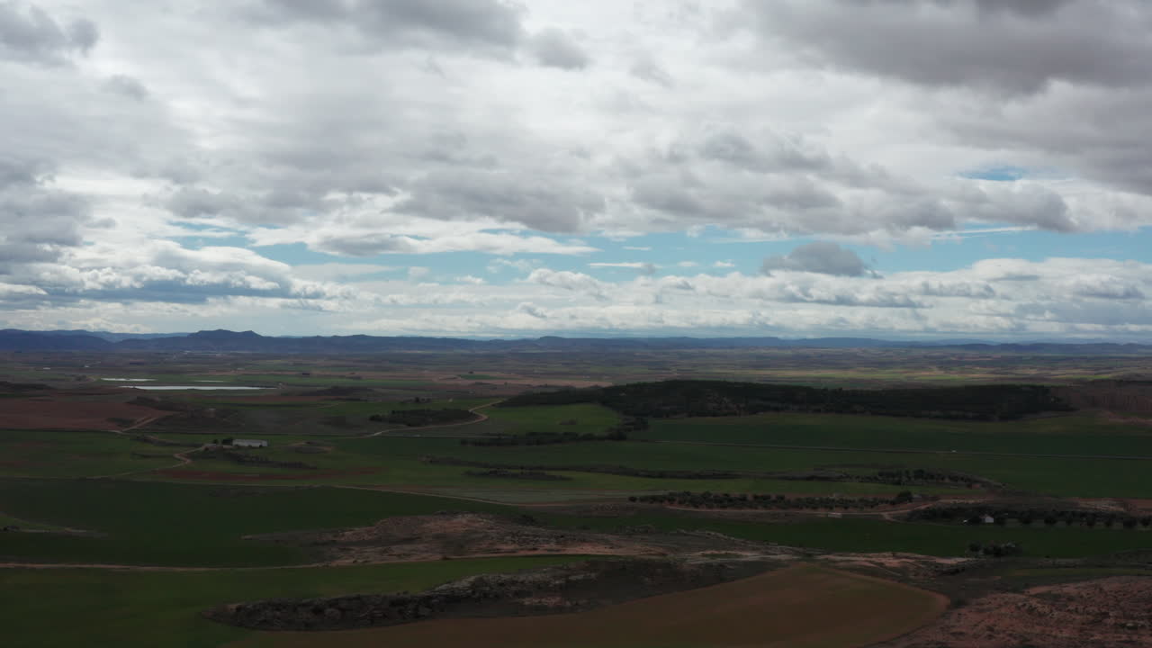 nubes sobre campos verdes medio ambiente agrícola montañas españa área de alcaniz