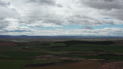 Wolken-über-Grünen-Feldern,-Landwirtschaft,-Umwelt,-Berge,-Spanien,-Alcaniz-Gebiet