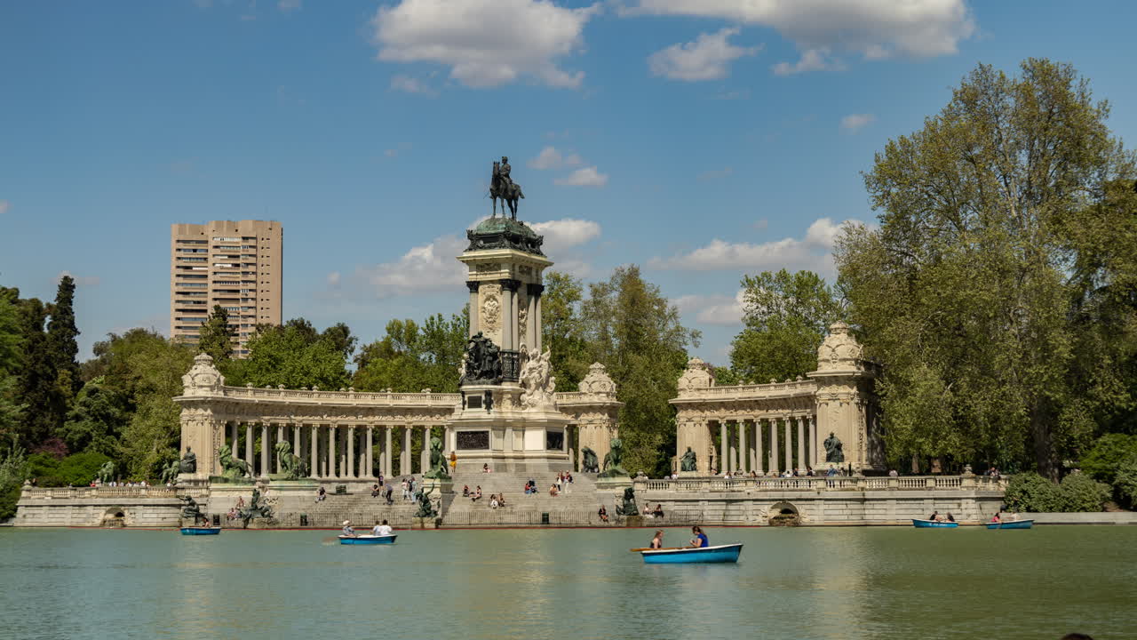 el retiro lake in madrid spain