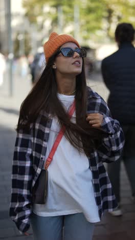 mujer elegante en la ciudad