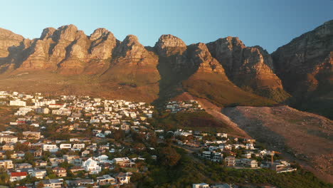 Vista-Aérea-De-Las-Villas-De-La-Bahía-De-Campamentos-Con-La-Montaña-De-Los-Doce-Apóstoles-En-Sudáfrica---Tiro-Con-Drones