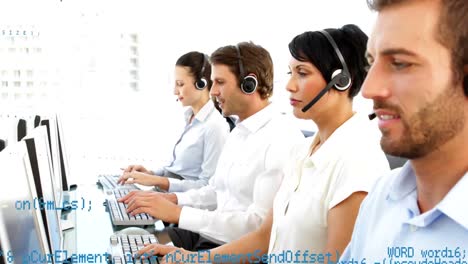 animación del procesamiento de datos financieros sobre personas que llevan auriculares de teléfono