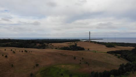 Vista-Aérea-De-La-Costa-De-Sejerøbugten-Con-Colinas,-Campos-Y-Océano