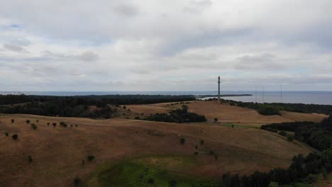 vista aérea de la costa de sejerøbugten con colinas, campos y océano
