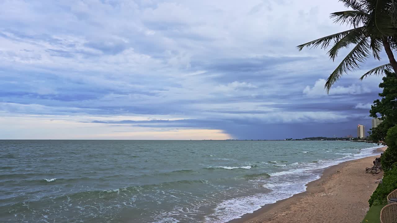 Maltempo Sulla Spiaggia di Cha Am con Nuvole Scure all'Orizzonte a Phetchaburi, Thailandia.