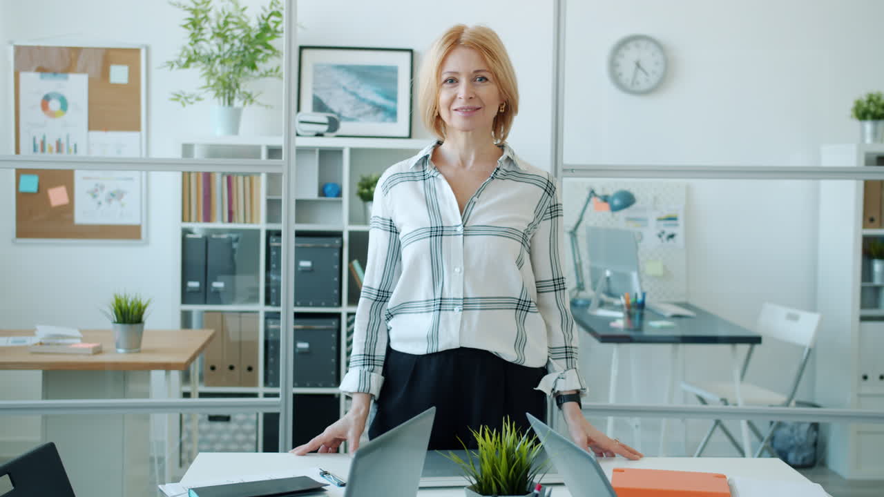 smilende forretningskvinde i moderne kontor