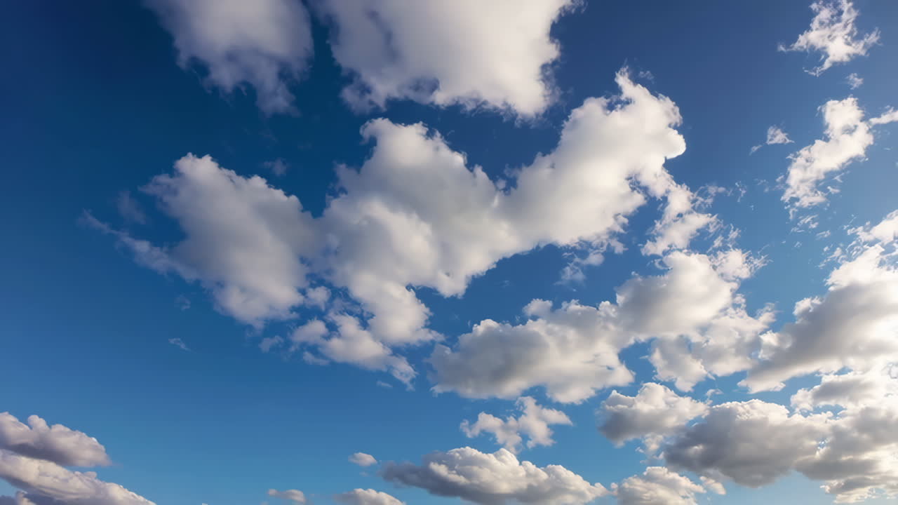 cielo azul con nubes blancas y esponjosas