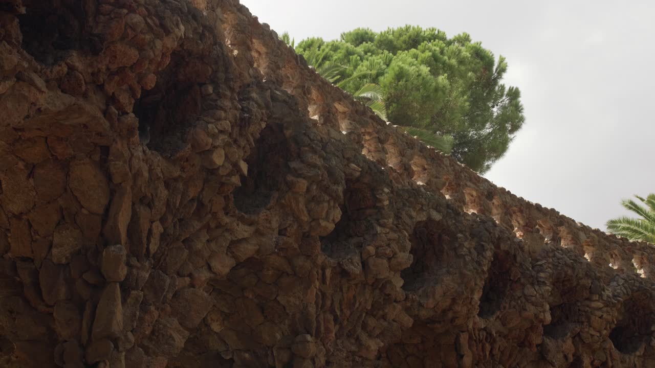 calzada de piedra con nidos de pájaros en el parque guell en carmel hill, barcelona, cataluña, españa