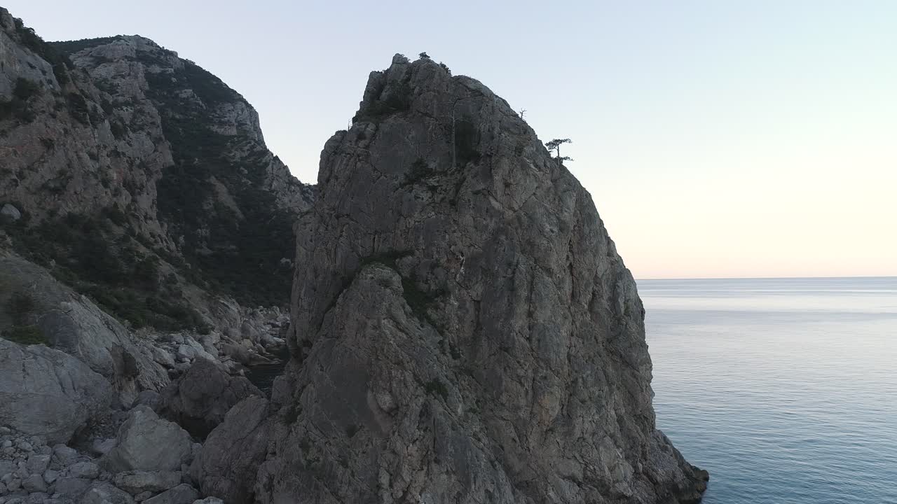 costa rocosa con vistas al océano