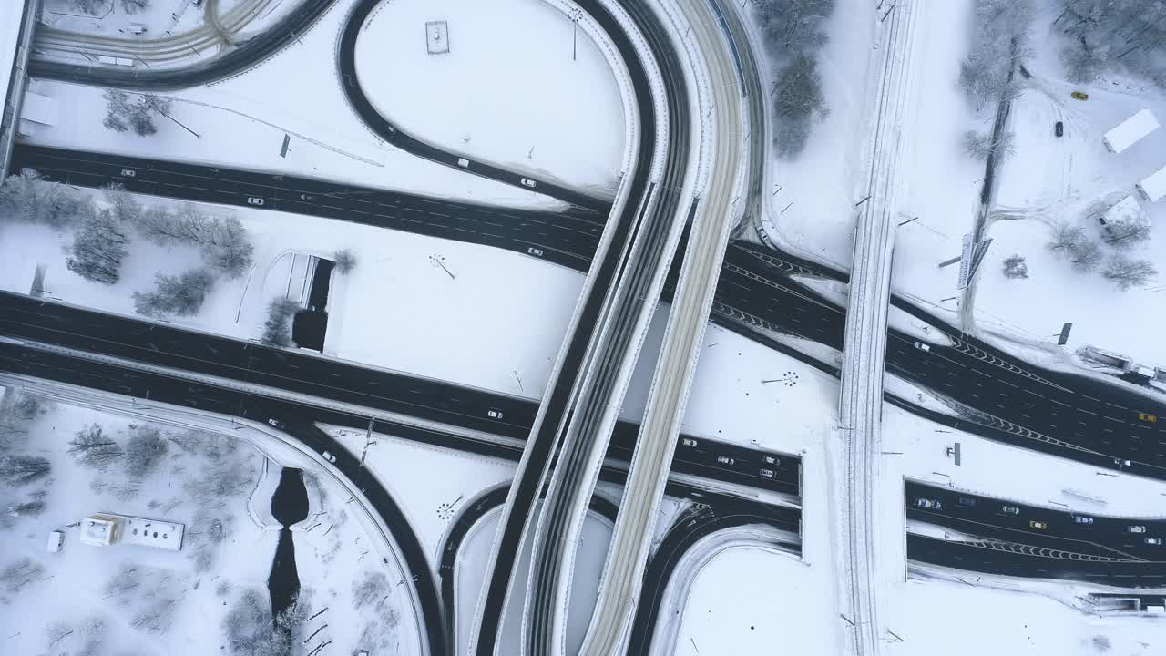 겨울에 눈 덮인 고속도로 교차로의 공중 전망.