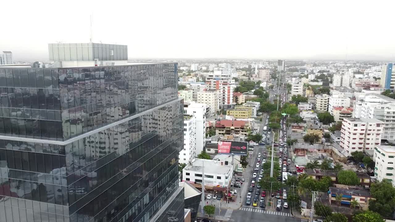 vista de drone ascendiendo con vista del tráfico de la ciudad desde la avenida principal nuñez de caceres santo domingo