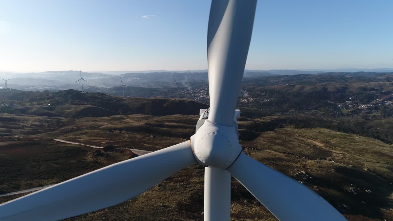 Turbine eoliche che producono energia alternativa