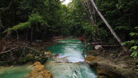 cataratas tropicales, cascada de agua río abajo en la selva mexicana, toma aérea de 4k