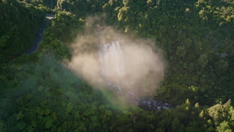 Volando-A-Través-De-La-Nube-Revelando-Las-Cataratas-Marokopa-Durante-El-Amanecer,-Nueva-Zelanda