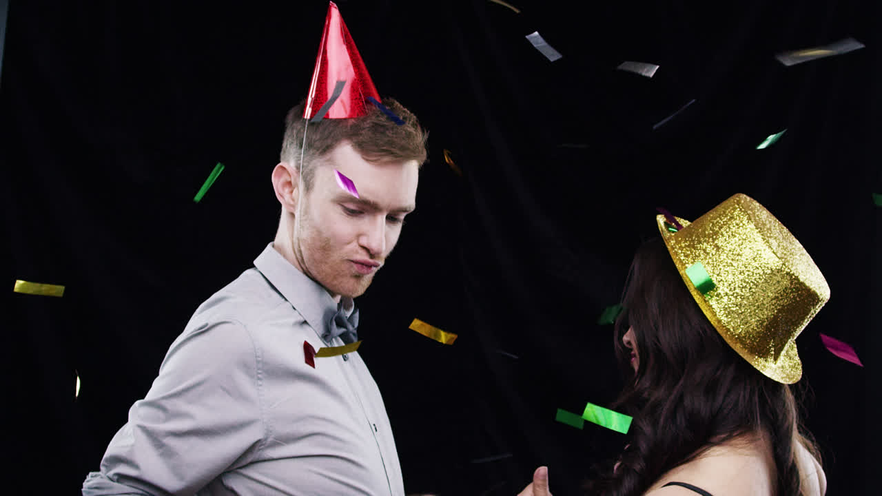 미친 춤을 추는 혼성 인종 커플 슬로우 모션 파티 사진 부스