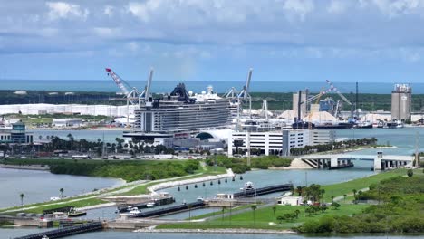 Crucero-Gigante-En-El-Puerto-De-La-Ciudad-De-Cabo-Cañaveral-Con-El-Océano-De-Fondo