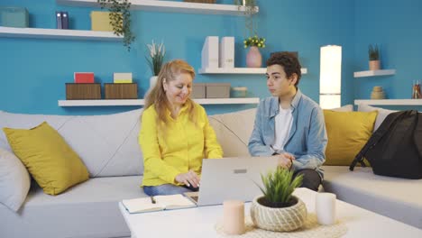un joven pidiendo a su madre dinero de bolsillo.