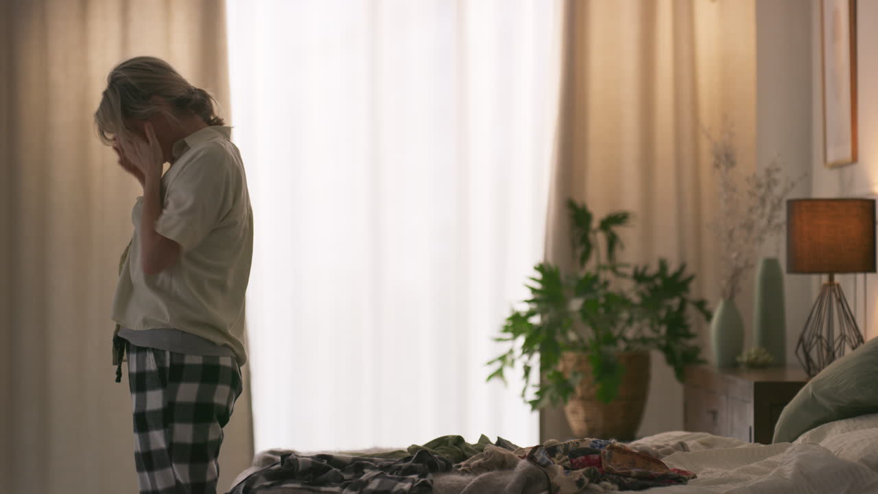 침실에 있는 여자