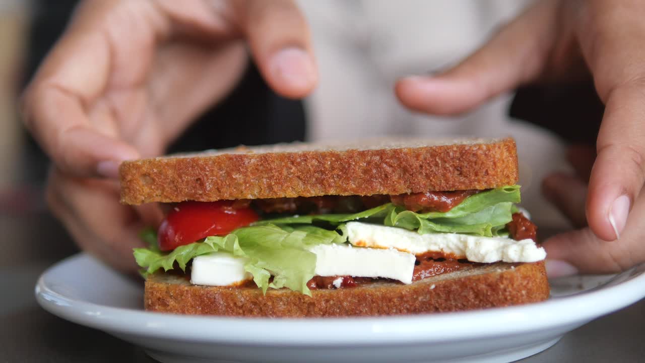 샌드위치를 먹는 사람