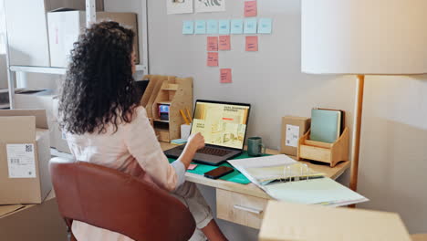 Mujer,-Cajas-Y-Escritura-Con-Café-En-Una-Computadora-Portátil